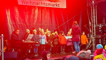 Der LUS-Chor auf dem Birkenfelder Weihnachtsmarkt
